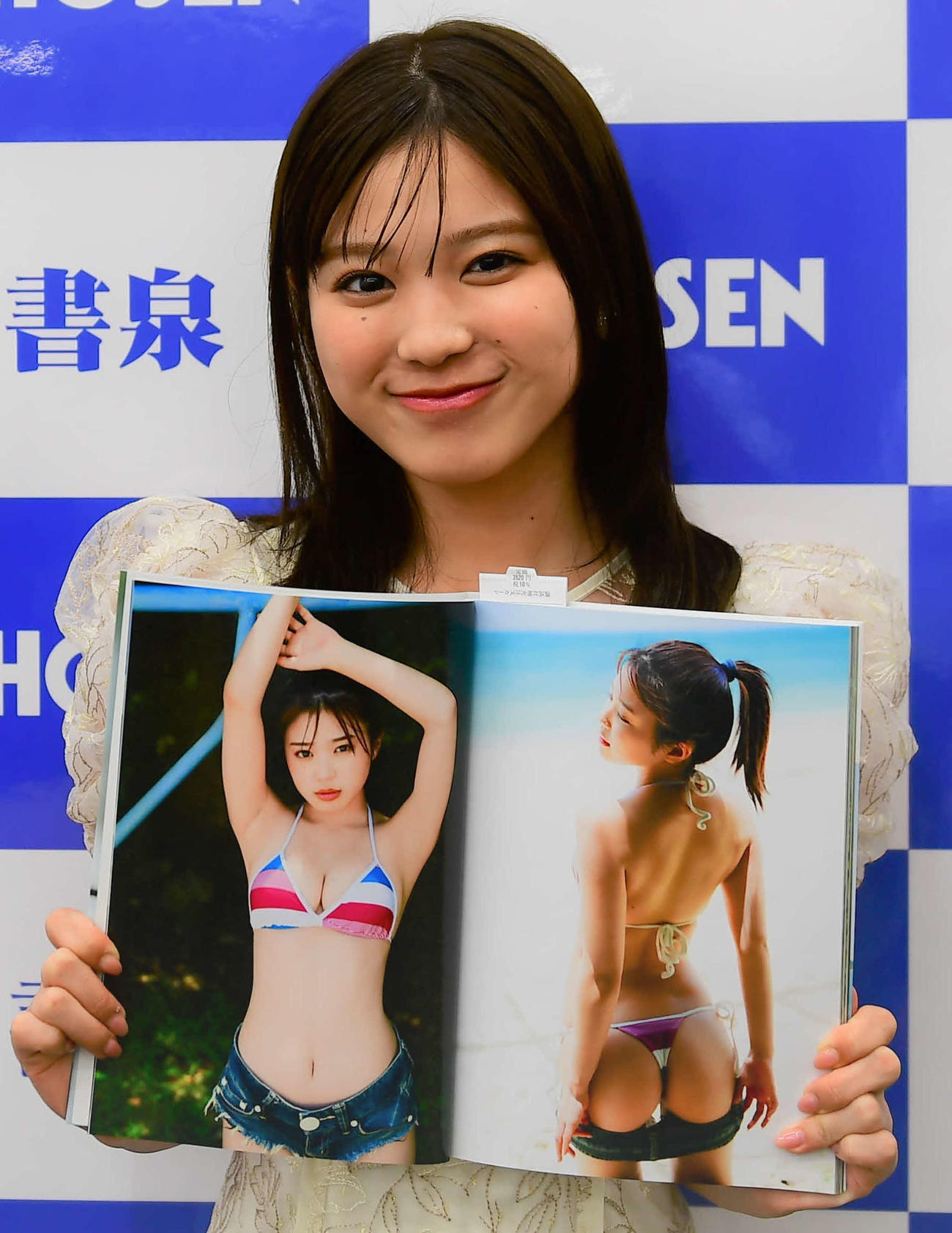 ファースト写真集「ケレン」発売記念イベントを行い、お気に入りの背中ショットをみせる矢野ななか（撮影・松尾幸之介）