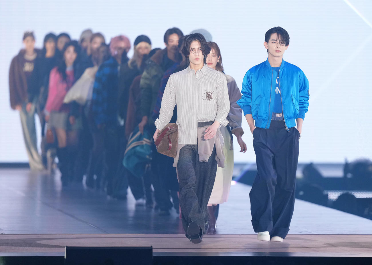 シークレットゲストとして登場した少年忍者のヴァサイェガ渉（左）と内村颯太（撮影・足立雅史）
