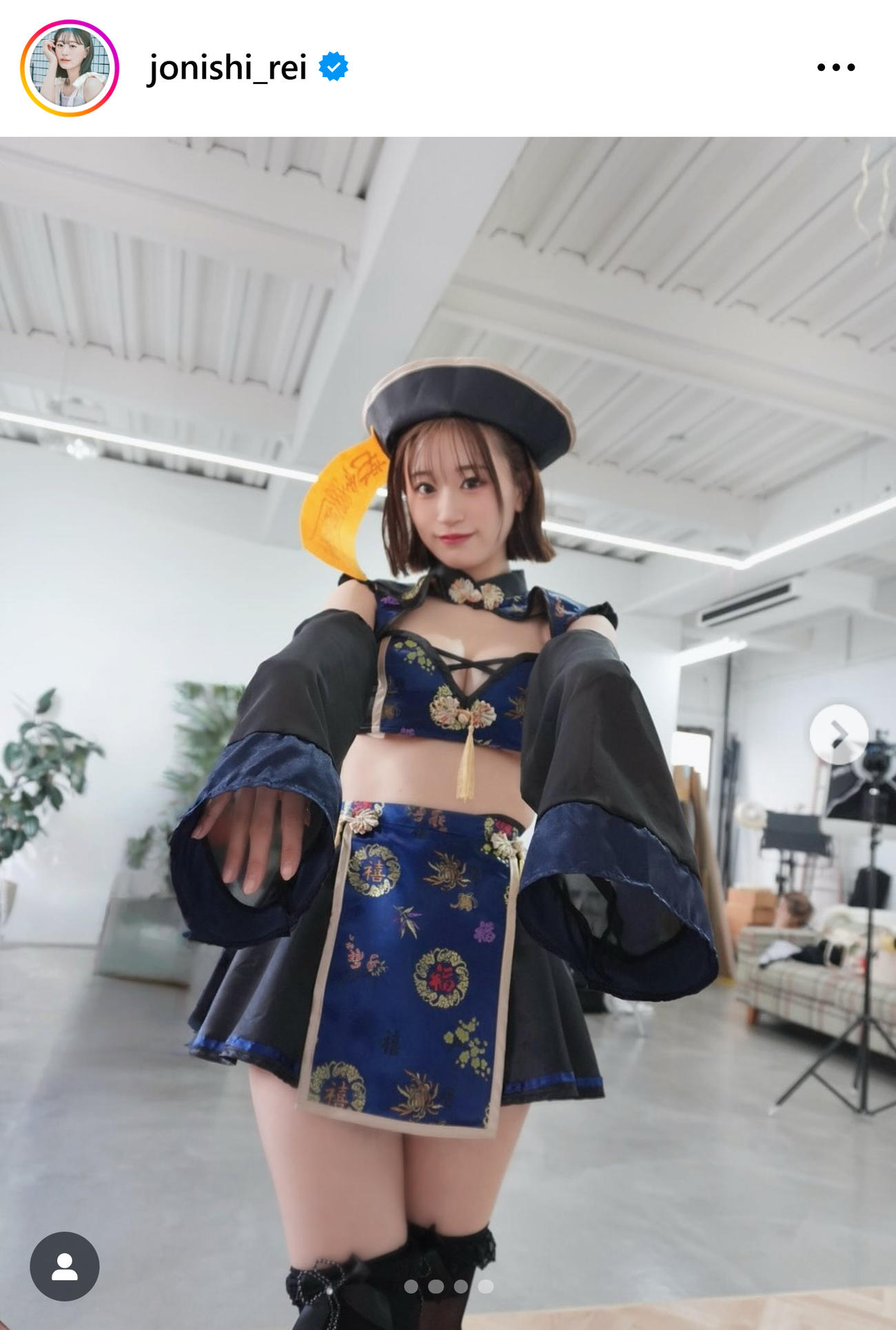 “絶対領域”を披露した上西怜（上西怜のインスタグラムから）