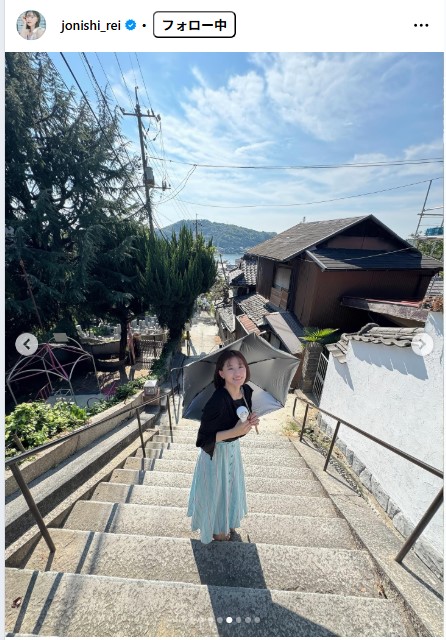 ノースリーブワンピ姿で尾道の階段を登る上西怜（上西怜のインスタグラムから）