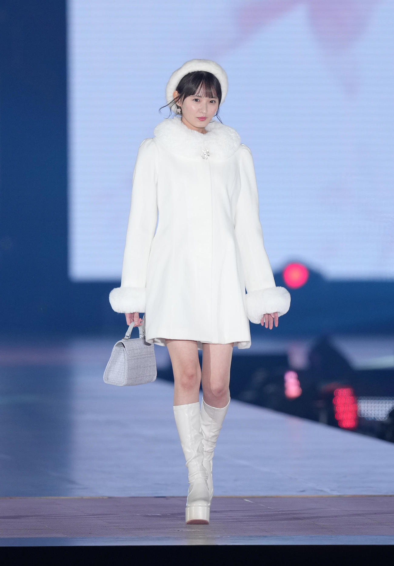ランウエーを歩く乃木坂46遠藤さくら（撮影・足立雅史）