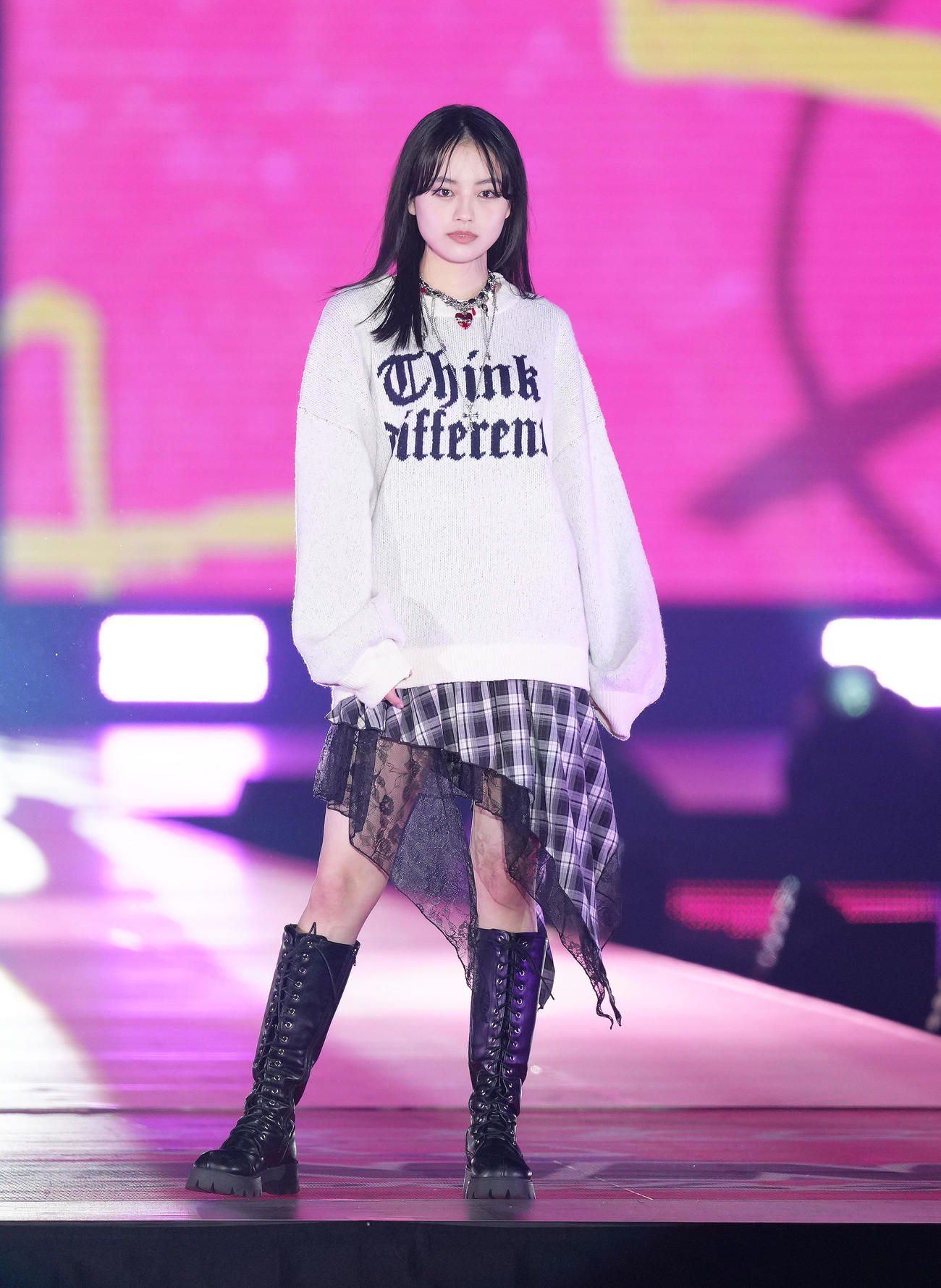 ランウエーでポーズを決める上坂樹里（撮影・足立雅史）