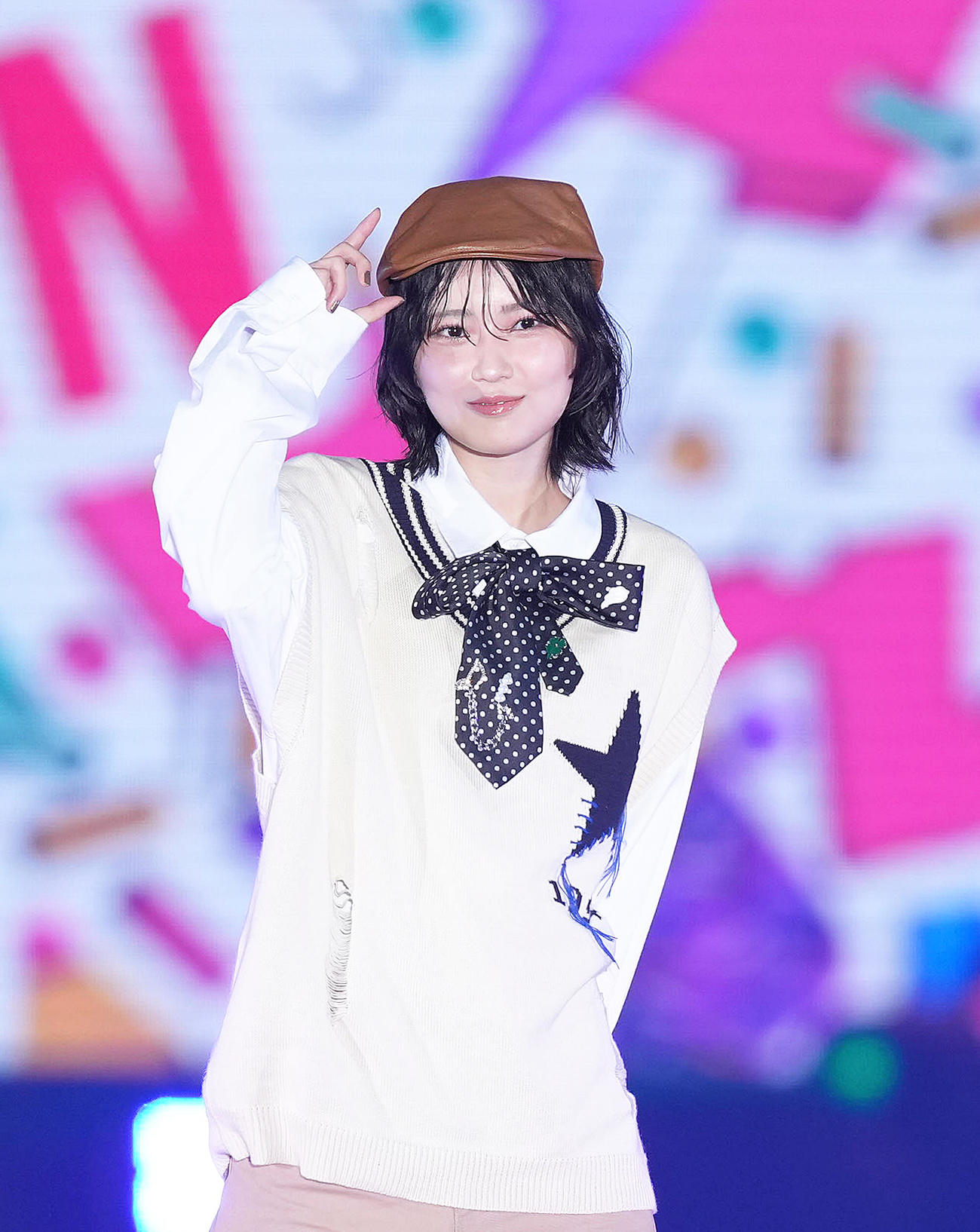 ランウエーでポーズを決める櫻坂46的野美青（撮影・足立雅史）