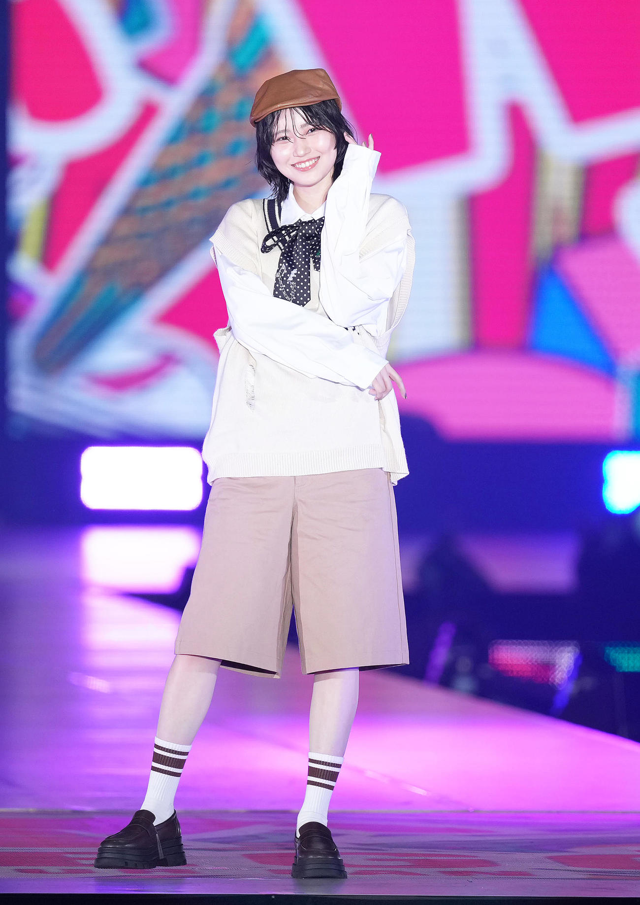 ランウエーでポーズを決める櫻坂46的野美青（撮影・足立雅史）