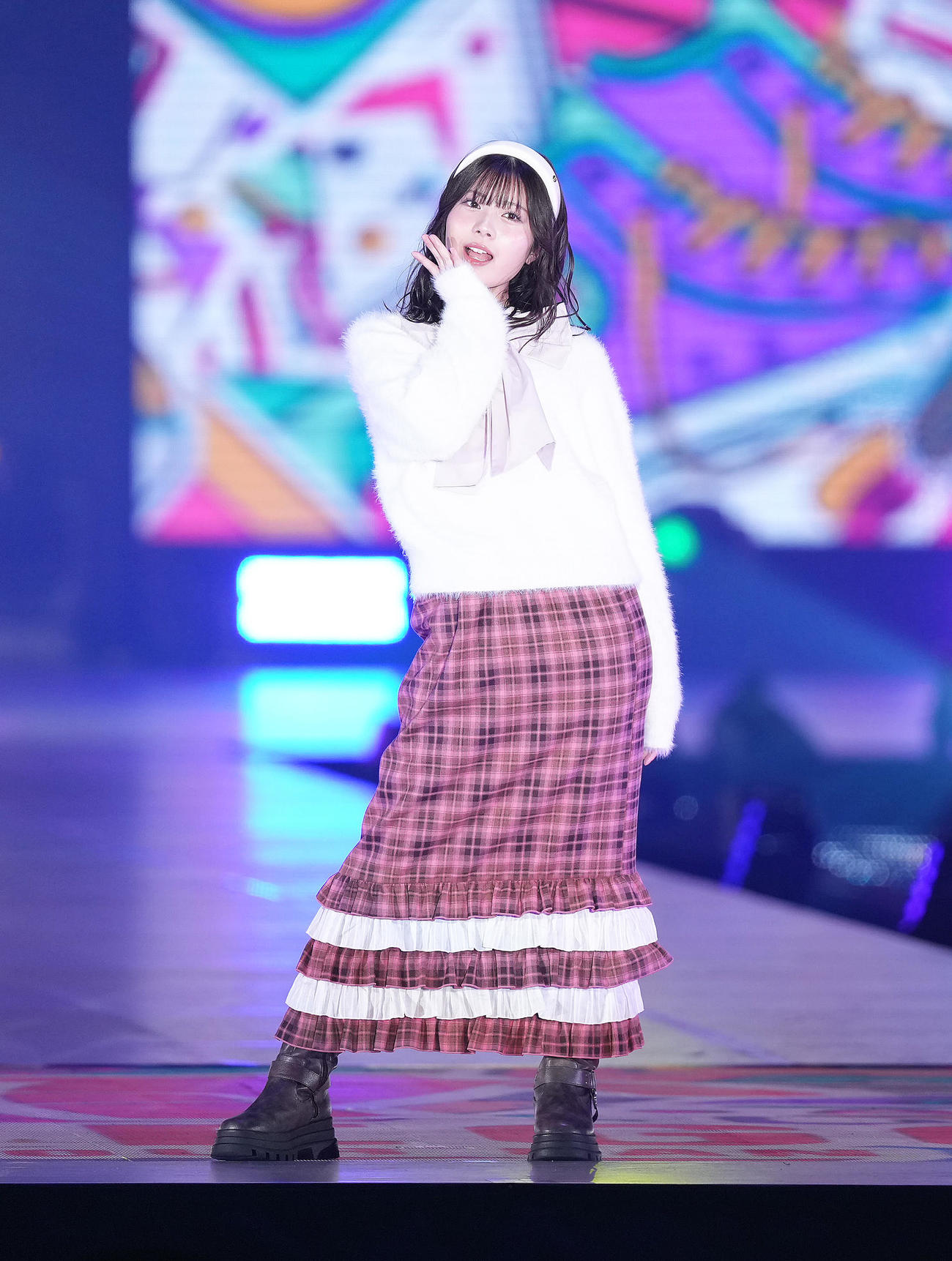 ランウエーでポーズを決める星乃夢奈（撮影・足立雅史）