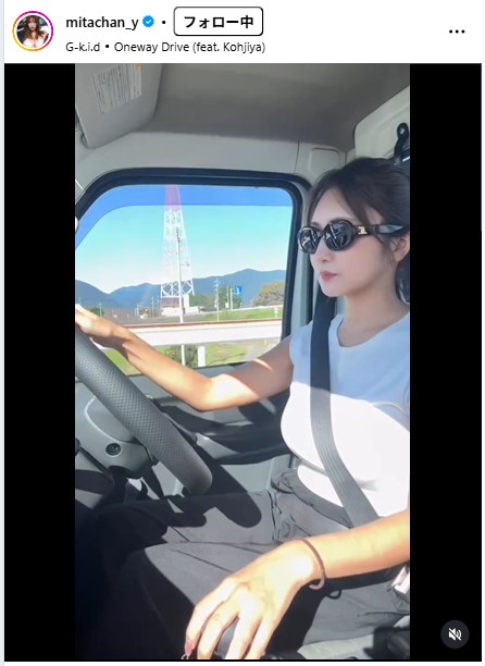 サングラス姿で愛車の軽トラを運転する三田悠貴（三田悠貴のインスタグラムから）