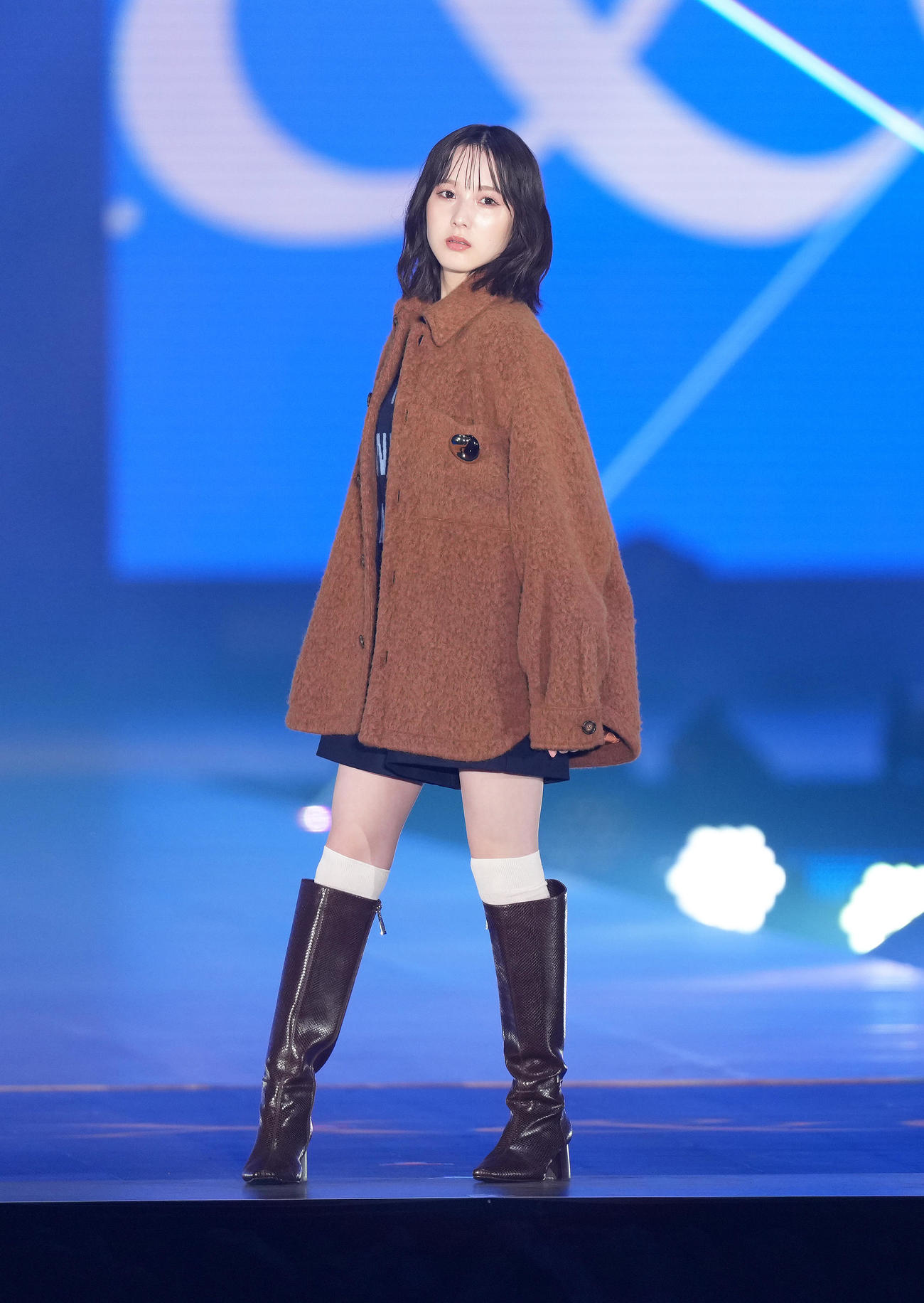 ランウエーでポーズを決める本田紗来（撮影・足立雅史）