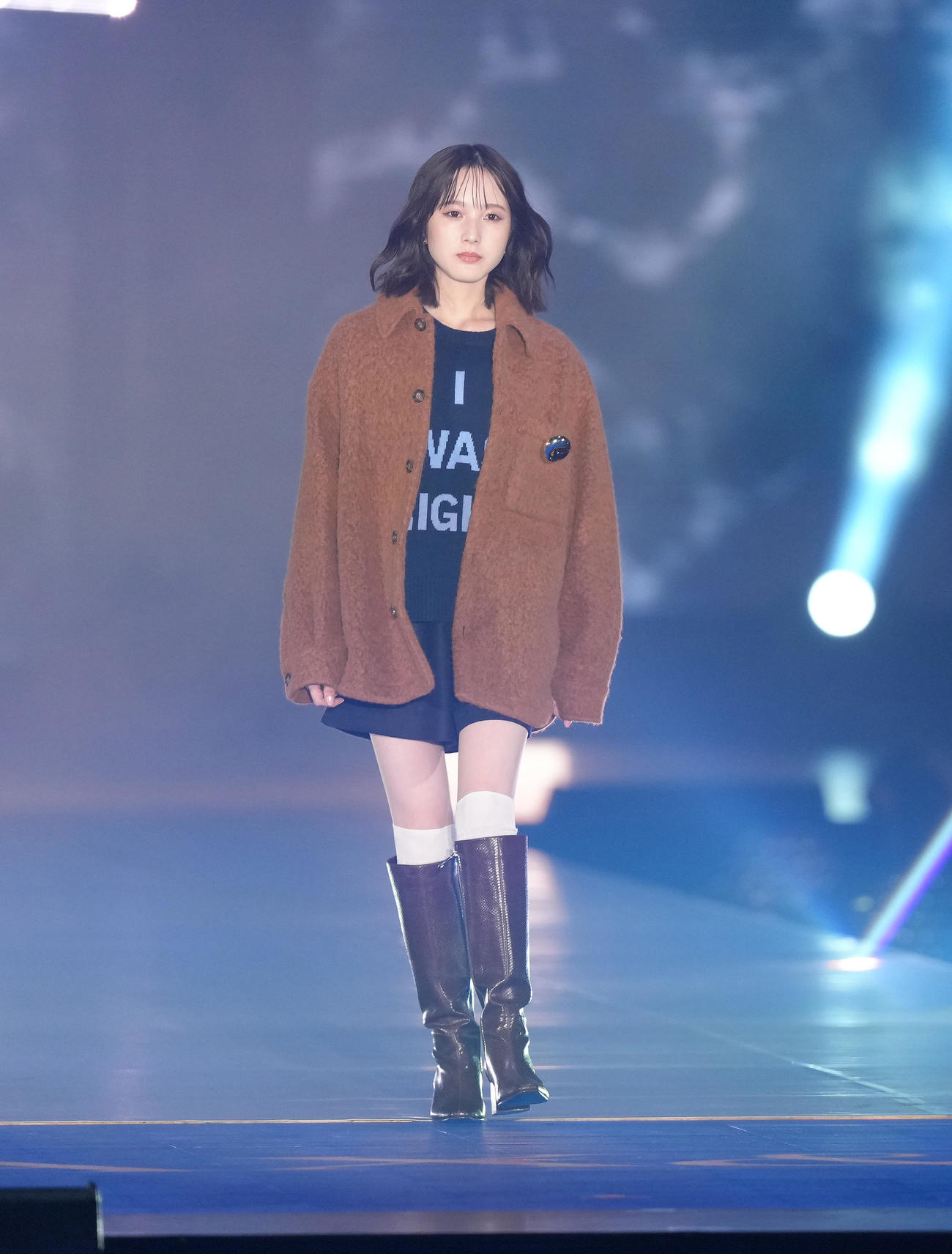 ランウエーを歩く本田紗来（撮影・足立雅史）