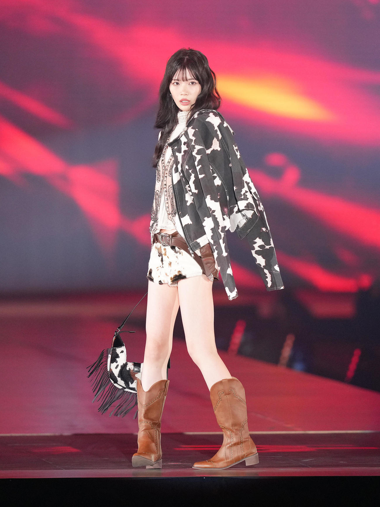 ランウエーを歩く山﨑心（撮影・足立雅史）