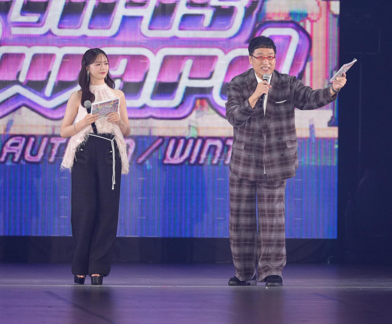 MCを務める南海キャンディーズの山里亮太（右）と森香澄（撮影・足立雅史）