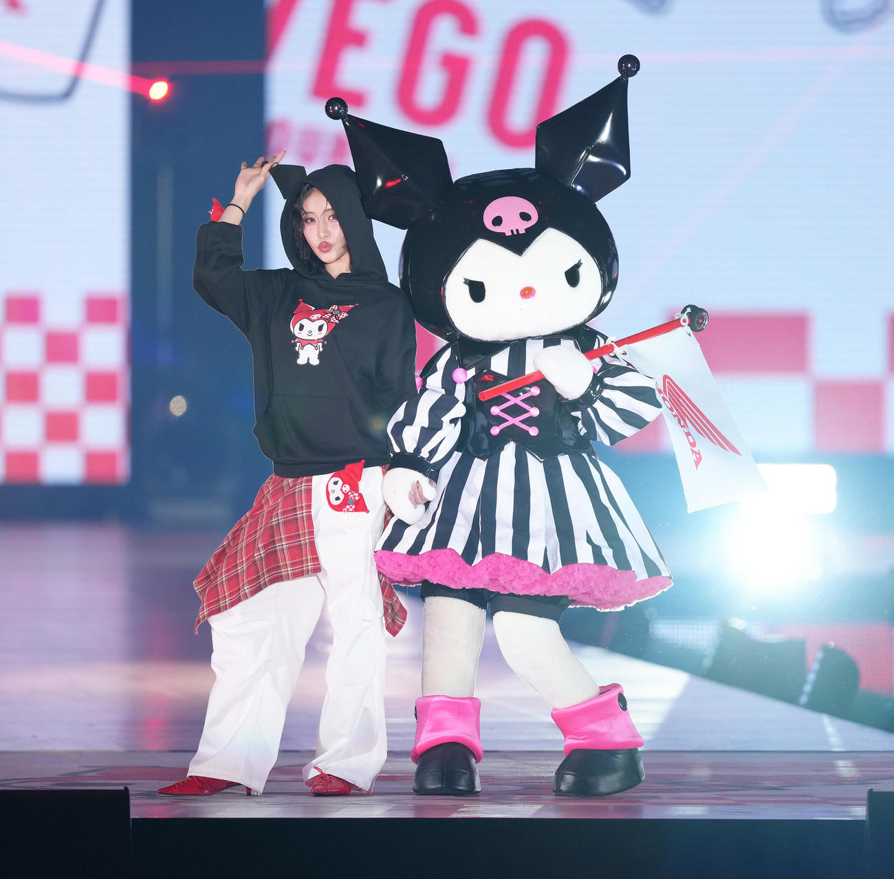 ランウエーでポーズを決める王林とクロミ（撮影・足立雅史）