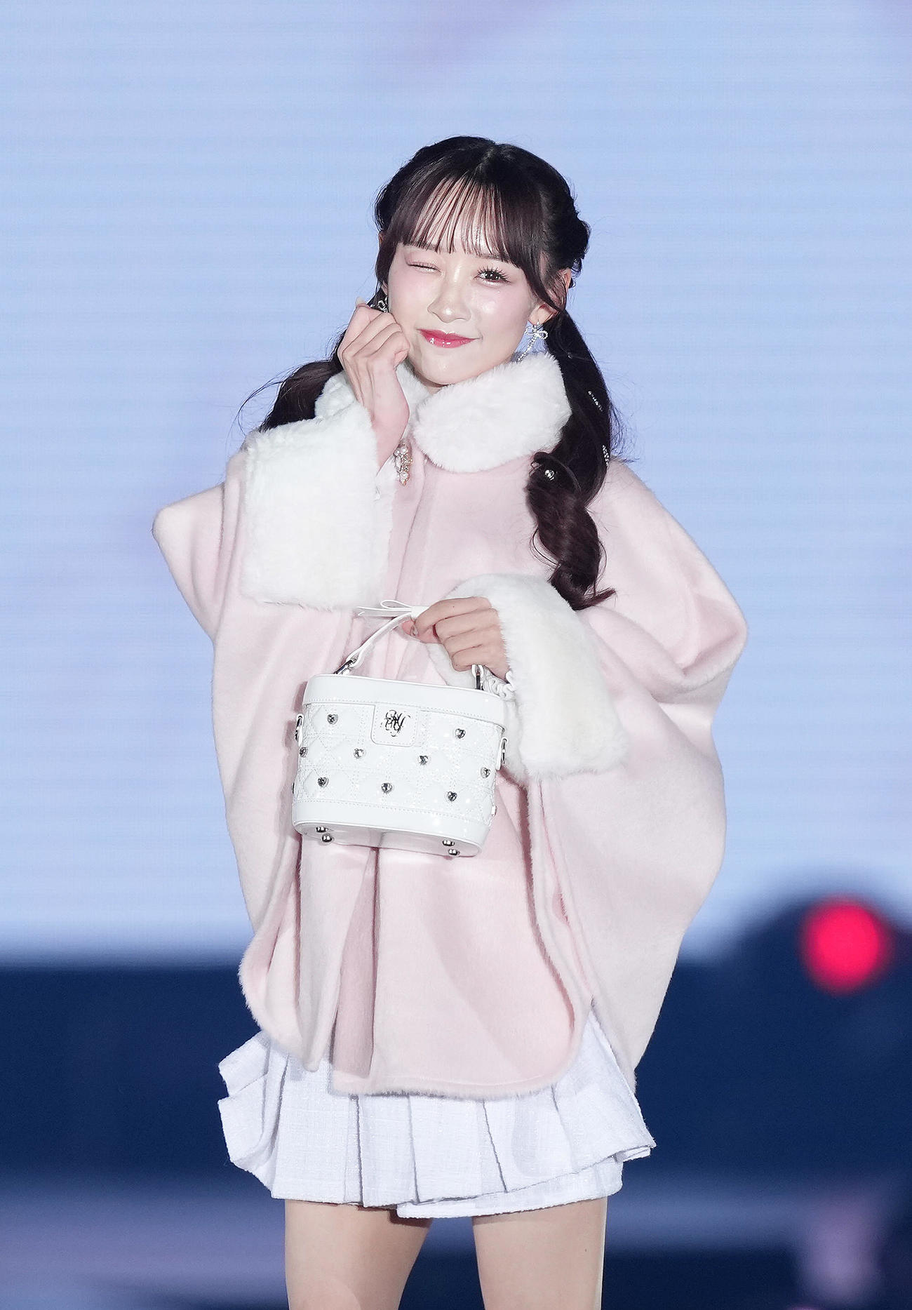 ランウエーでポーズを決める音嶋莉沙（撮影・足立雅史）