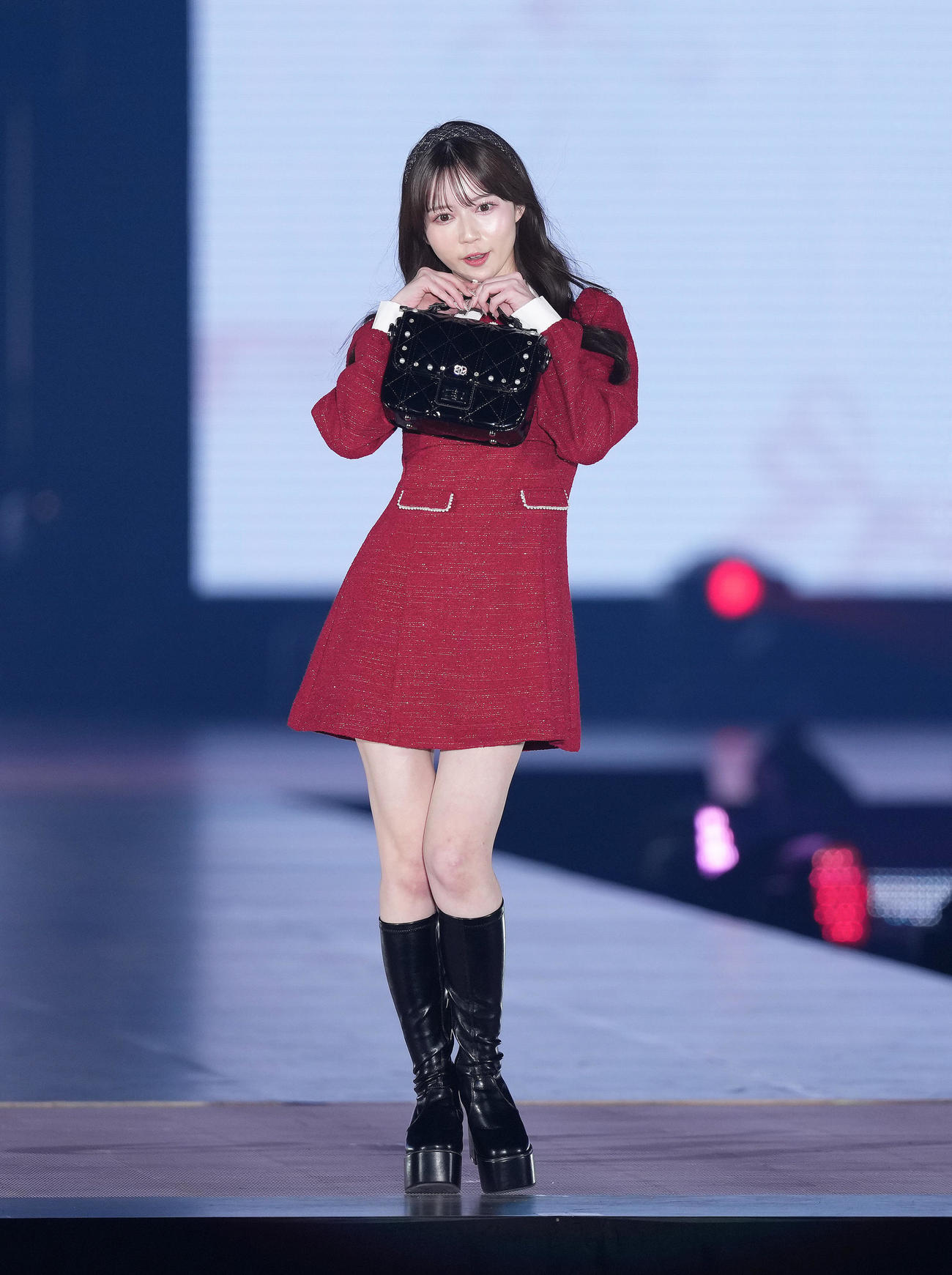 ランウエーでポーズを決める水瀬さらら（撮影・足立雅史）