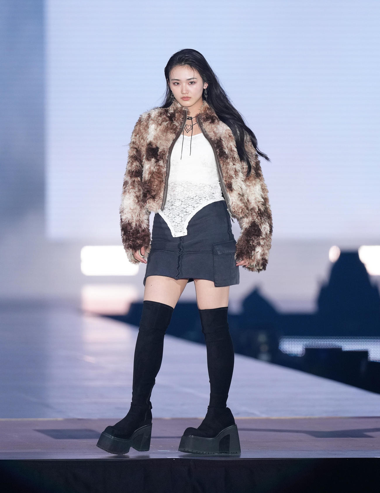 ランウエーでポーズを決める櫻坂46山﨑天（撮影・足立雅史）