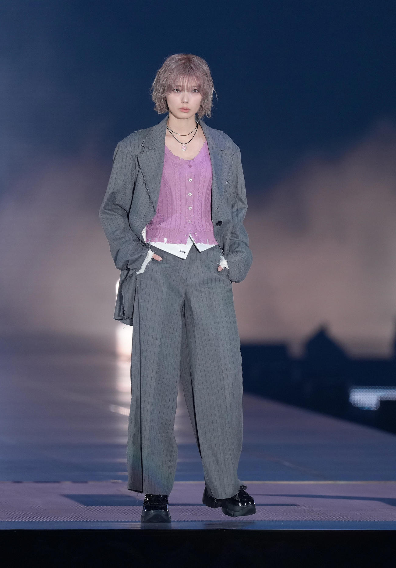 ランウエーでポーズを決める櫻坂46藤吉夏鈴（撮影・足立雅史）