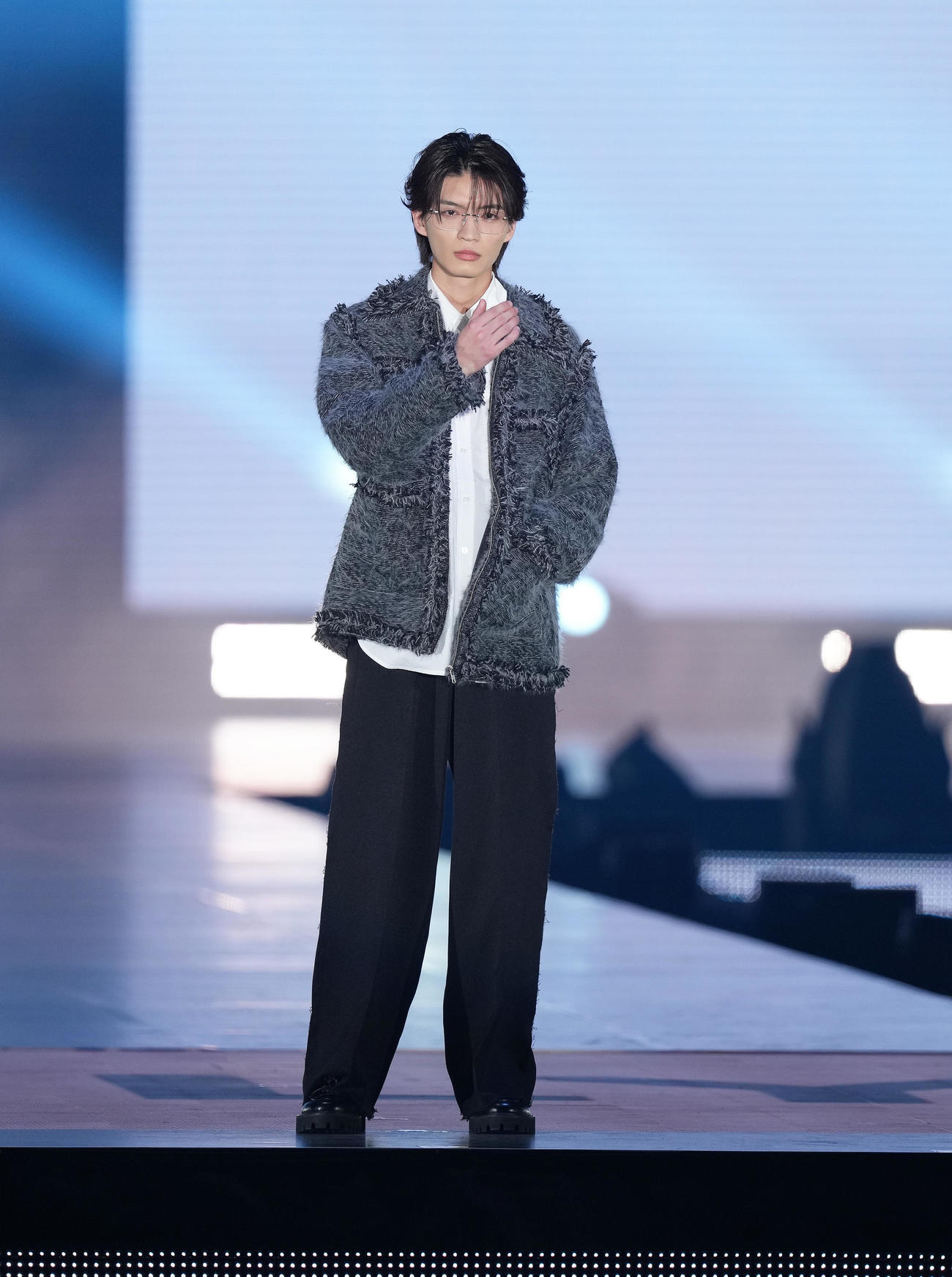 ランウエーでポーズを決める杢代和人（撮影・足立雅史）