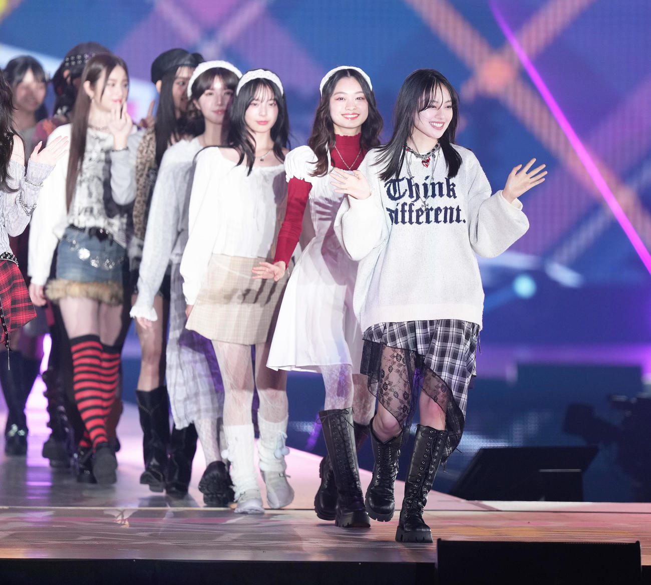 ランウエーで笑顔を見せる上坂樹里（右端）ら（撮影・足立雅史）