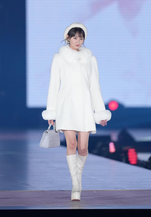 ランウエーを歩く乃木坂46遠藤さくら（撮影・足立雅史）