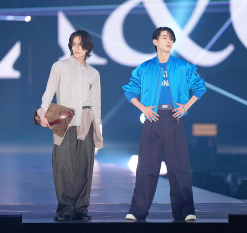 シークレットゲストとして登場した少年忍者のヴァサイェガ渉（左）と内村颯太（撮影・足立雅史）