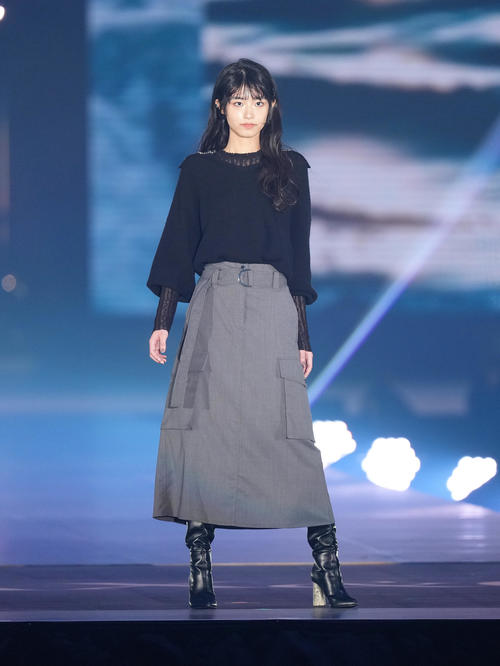 ランウエーでポーズを決める月丘音彩（撮影・足立雅史）