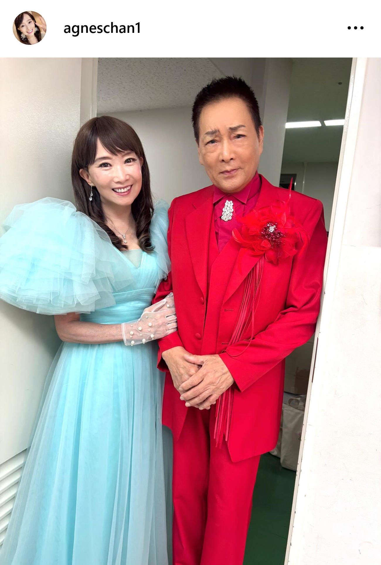 真っ赤なスーツのスターと2ショット（アグネス・チャンのインスタグラムから）