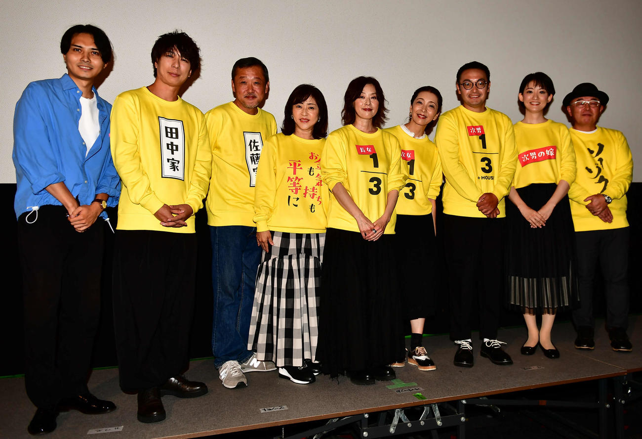 映画「ソーゾク」公開記念舞台あいさつに登壇した、左から渡辺拓弥、船ヶ山哲、川瀬陽太、松本明子、大塚寧々、有森也実、たつなり、真木恵未、藤村磨実也監督（撮影・松尾幸之介）