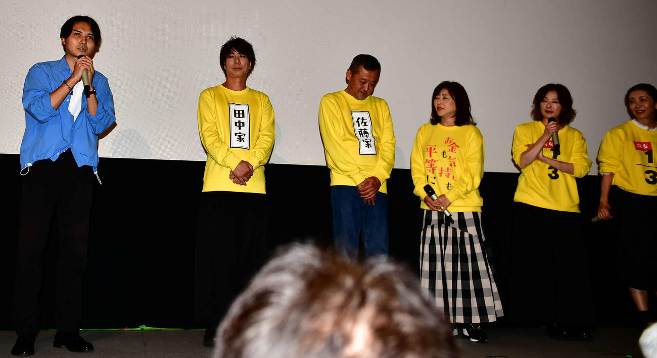 映画「ソーゾク」公開記念舞台あいさつで主演の大塚寧々（左から5人目）に呼び込まれ、客席から急きょ登壇した渡辺拓弥（左端）（撮影・松尾幸之介）