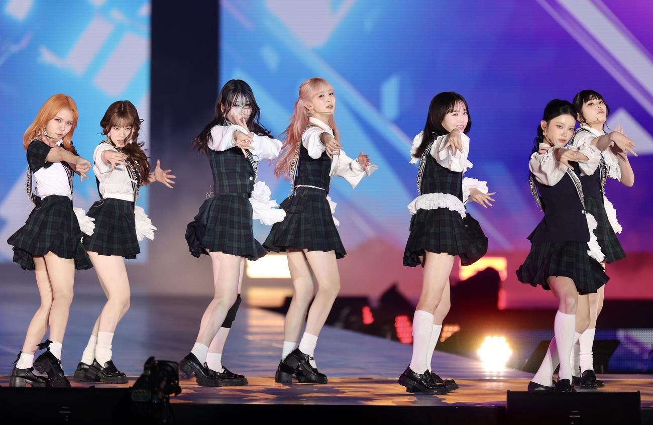 パフォーマンスを披露するME：I（撮影・河田真司）