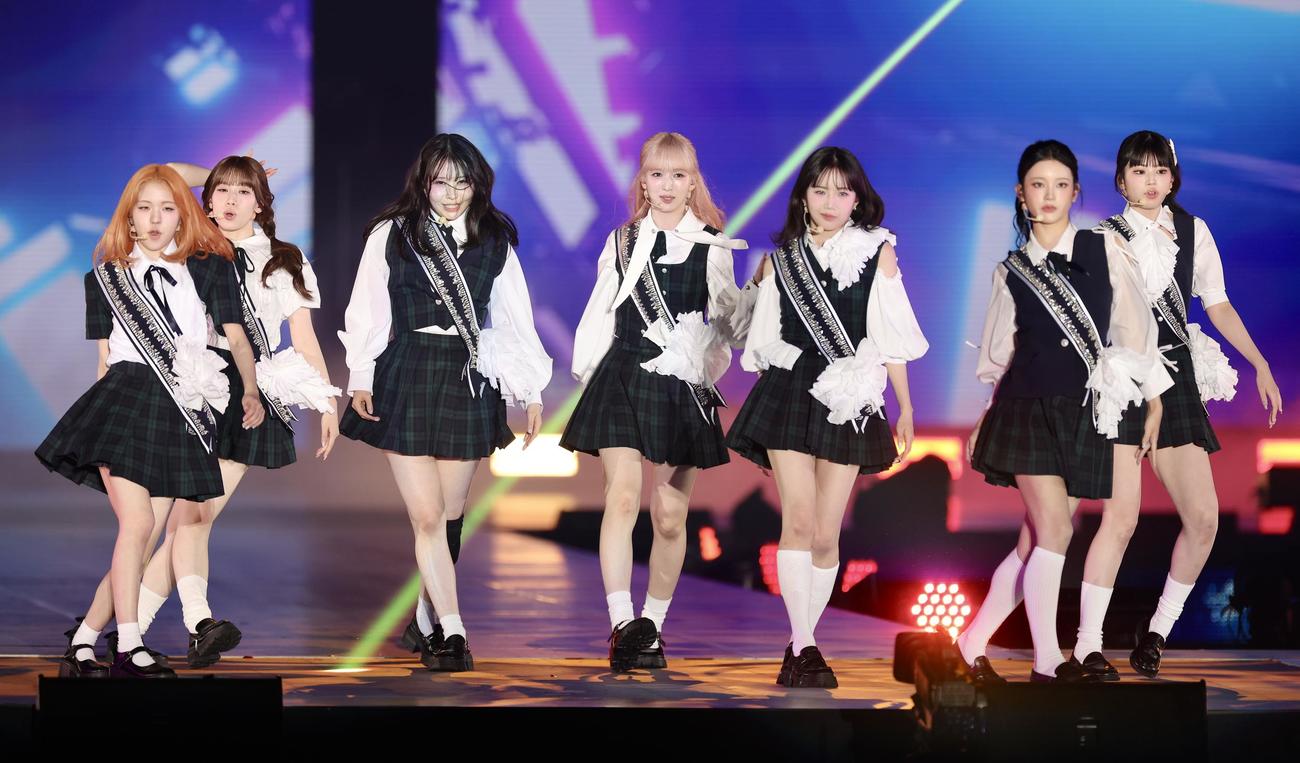 パフォーマンスを披露するME：I（撮影・河田真司）