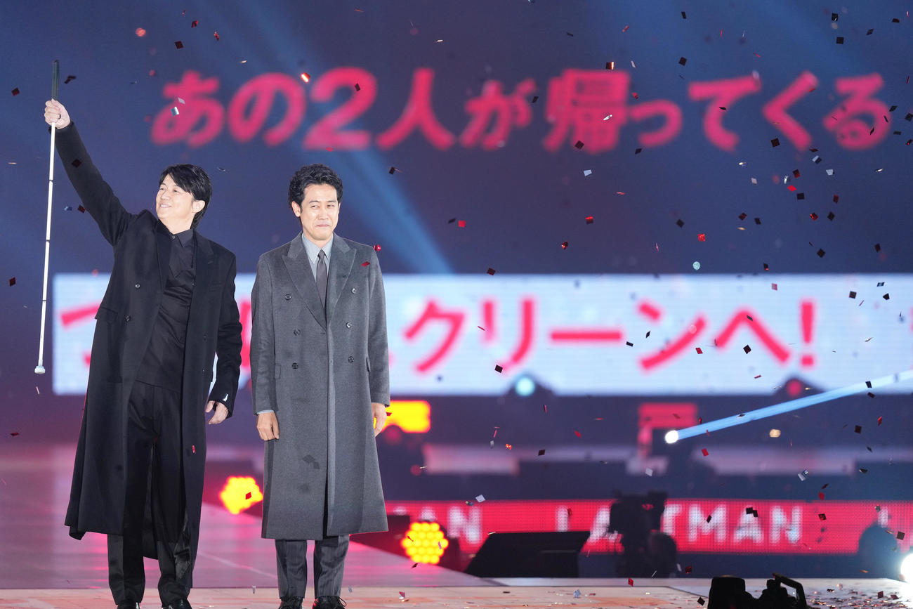 サプライズで登場した福山雅治（左）と大泉洋（撮影・足立雅史）