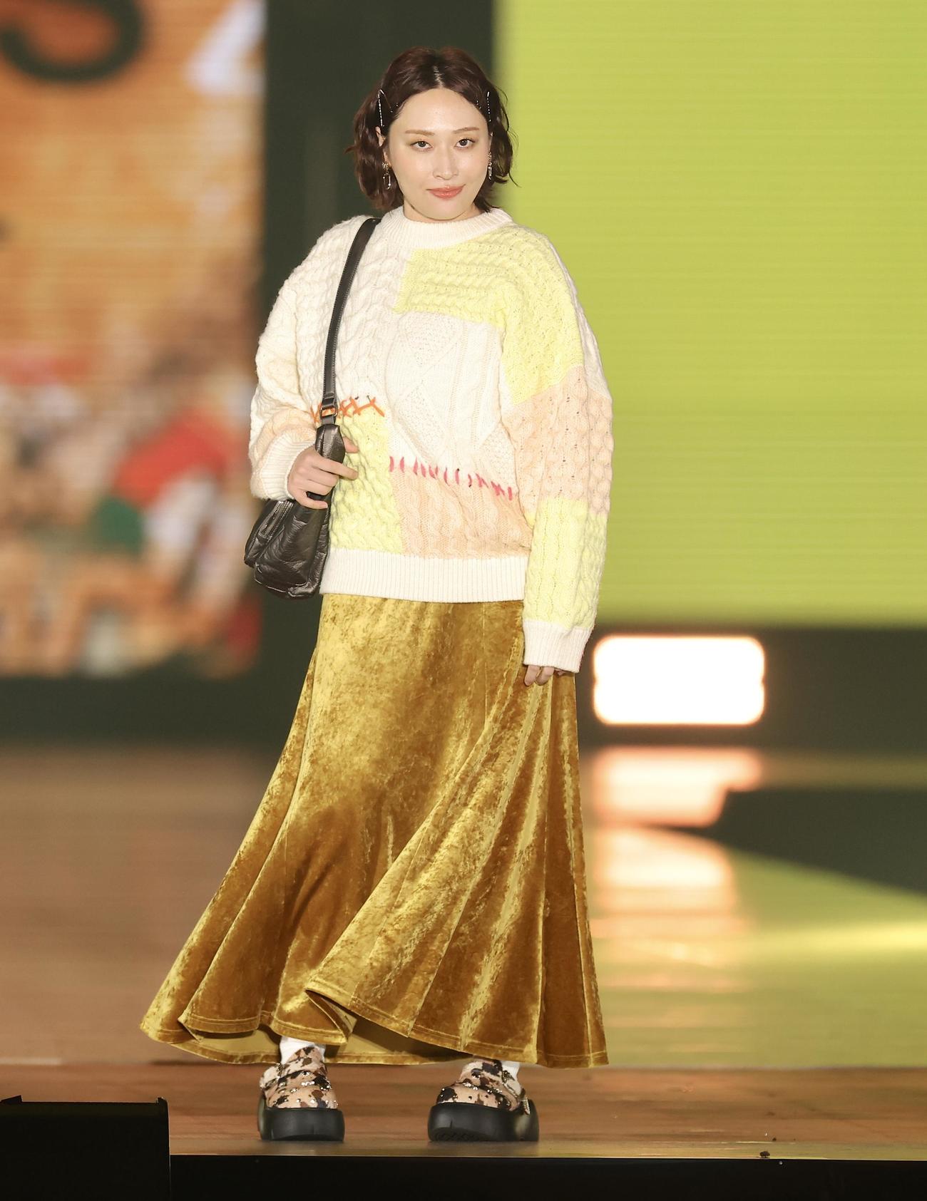 ランウエーを歩く丸山礼（撮影・河田真司）