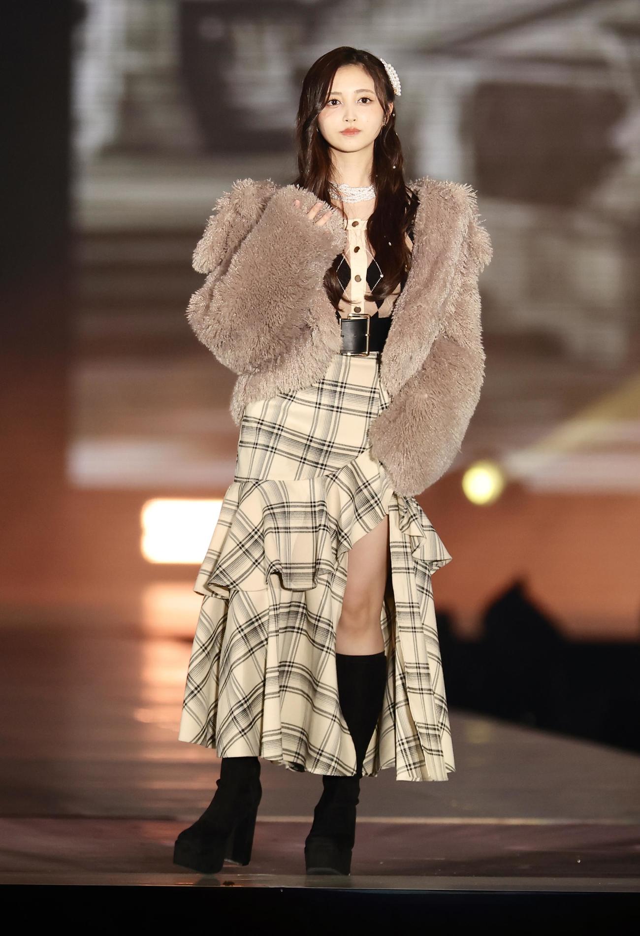 ランウエーを歩く乃木坂46井上和（撮影・河田真司）
