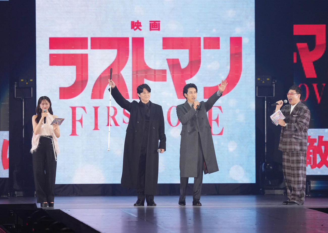 サプライズで登場した福山雅治（中央左）と大泉洋（同右）（撮影・足立雅史）