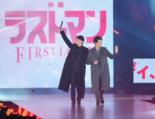 サプライズで登場した福山雅治（左）と大泉洋（撮影・足立雅史）