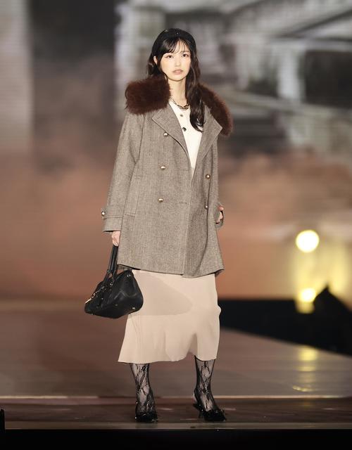 ランウエーを歩く乃木坂46五百城茉央（撮影・河田真司）