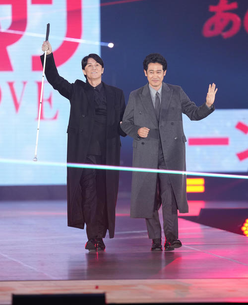 サプライズで登場した福山雅治（左）と大泉洋（撮影・足立雅史）