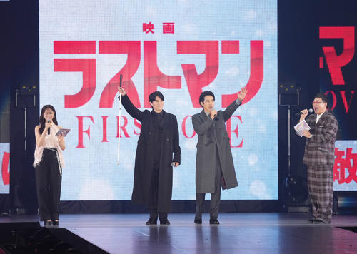 サプライズで登場した福山雅治（中央左）と大泉洋（同右）（撮影・足立雅史）