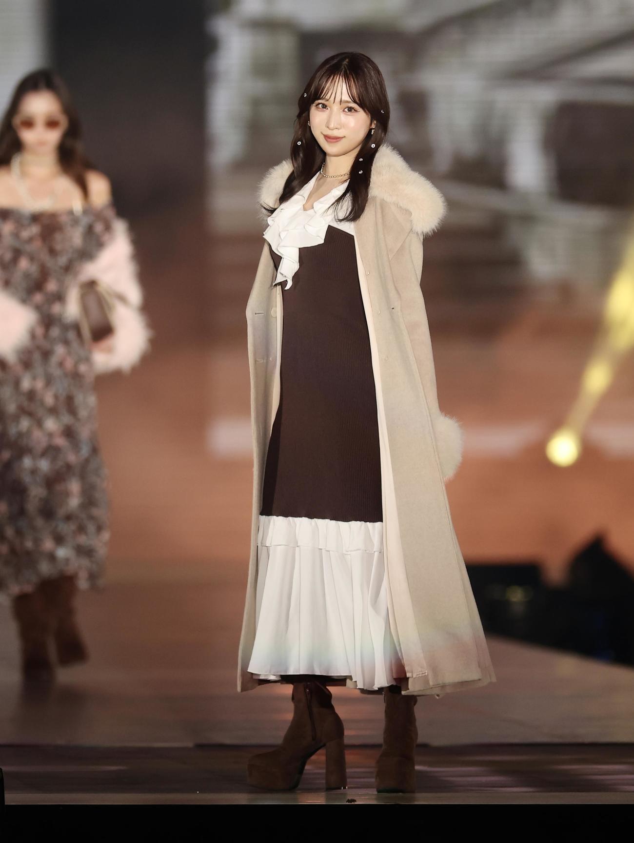 ランウエーを歩くAKB46小栗有以（撮影・河田真司）