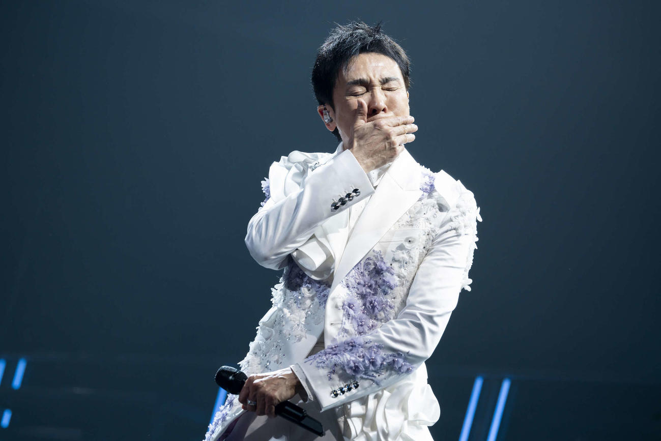 70歳記念メモリアルコンサート最後に披露した新曲の歌い終わりで口を覆う郷ひろみ　撮影：河村美貴（田中聖太郎写真事務所）