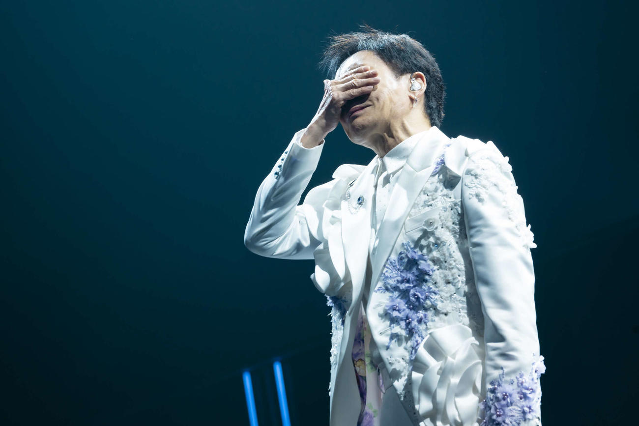70歳記念メモリアルコンサートの最後に披露した新曲歌い終わりで、手で顔を覆う郷ひろみ　撮影：河村美貴（田中聖太郎写真事務所）