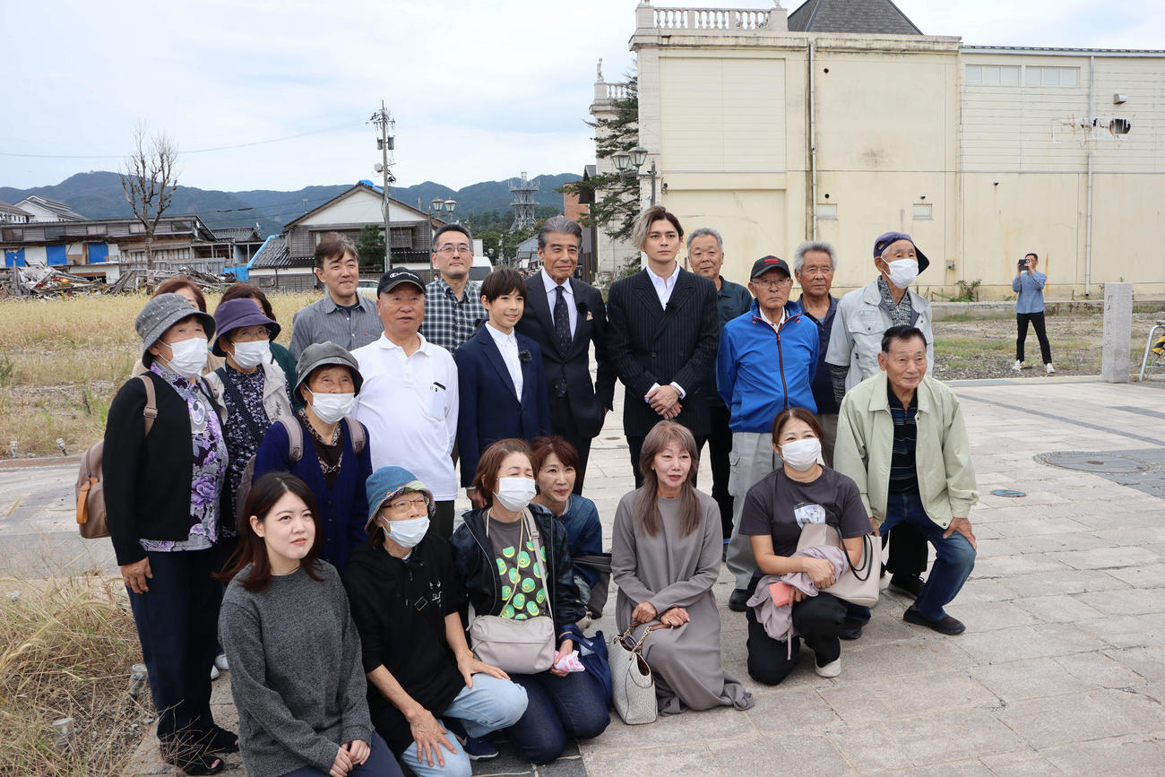 石川県輪島市の大沢漁港の人たちと再会を喜ぶ舘ひろし（2列目中央）ら