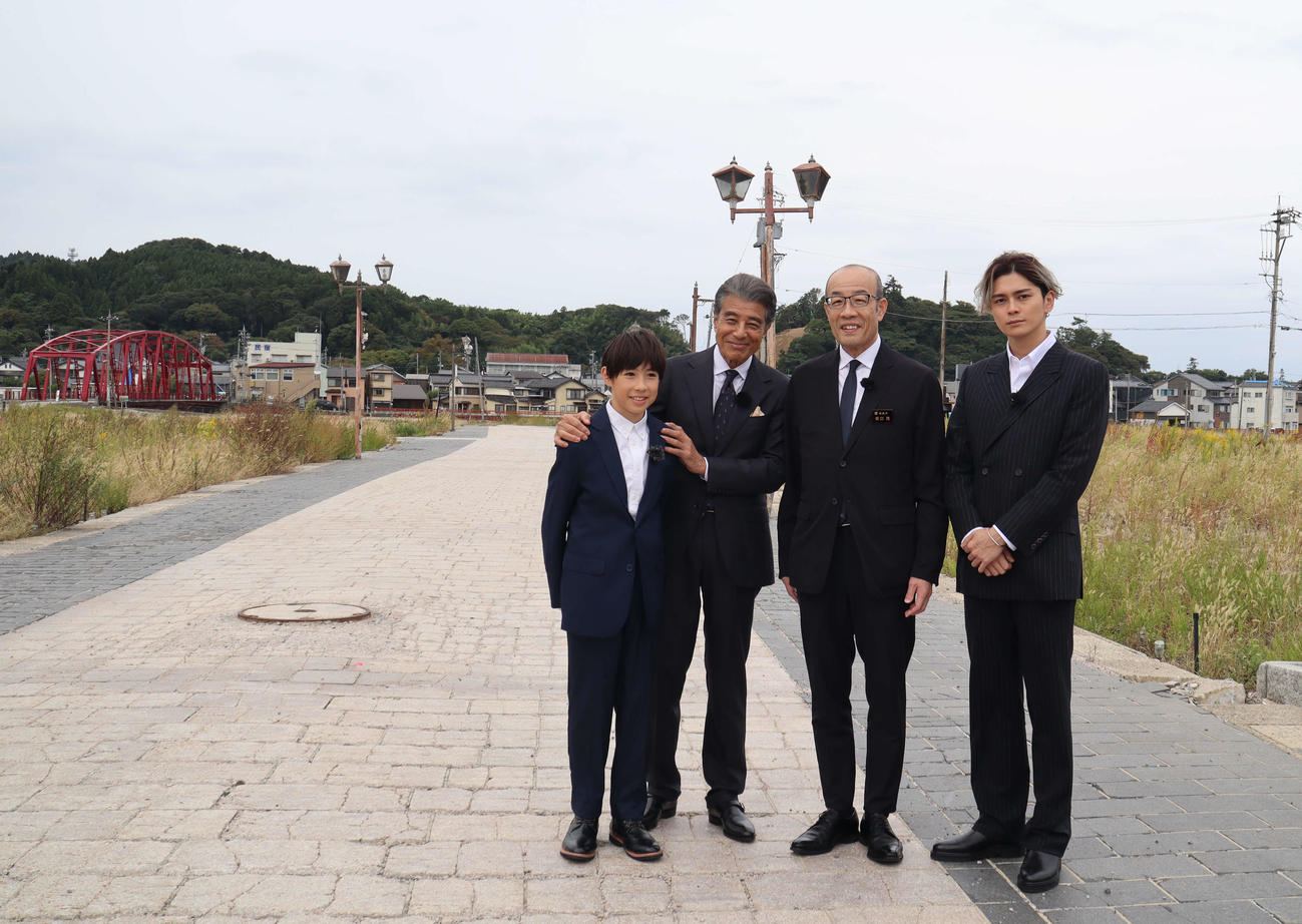 舘ひろし（左から2人目）は映画「港のひかり」が撮影された石川県輪島市の朝市通りを尾上眞秀（左）、眞栄田郷敦（右）と訪れ坂口茂市長から復興への思いを聞いた
