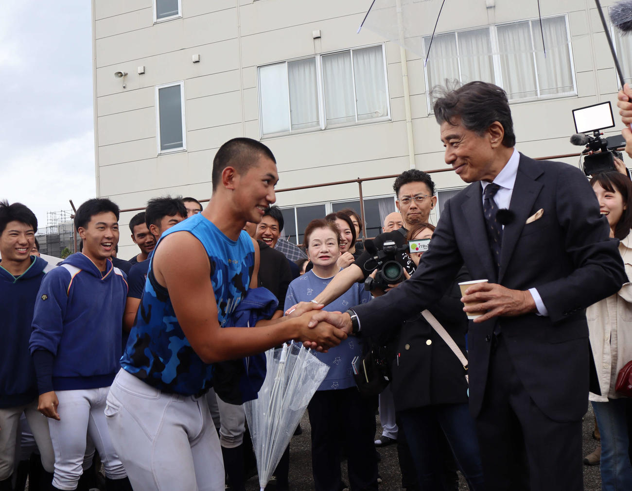 舘ひろし（右）は、主演映画のプレミアイベント会場の日本航空高等学校石川で行われた「能登・福幸（ふっこう）フェス」を訪れ、野球部の生徒と握手を交わした