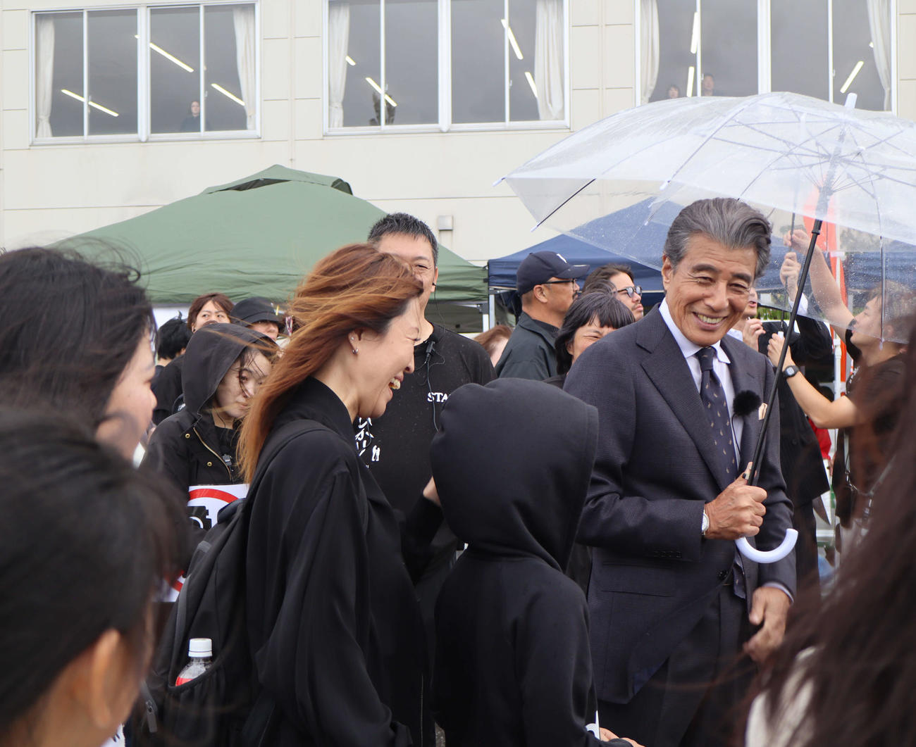 舘ひろし（右）は主演映画のプレミアイベント会場の日本航空高等学校石川で行われた「福幸（ふっこう）フェス」を訪れた