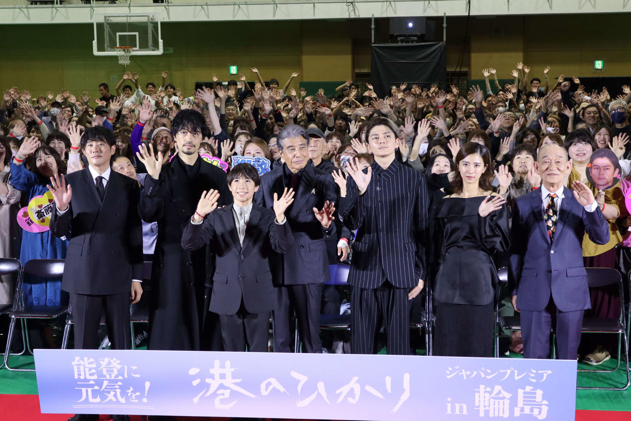 映画「港のひかり」の「ジャパンプレミアin輪島～能登に元気を～」に出席した、左から藤井道人監督、斎藤工、尾上眞秀、舘ひろし、眞栄田郷敦、黒島結菜、笹野高史