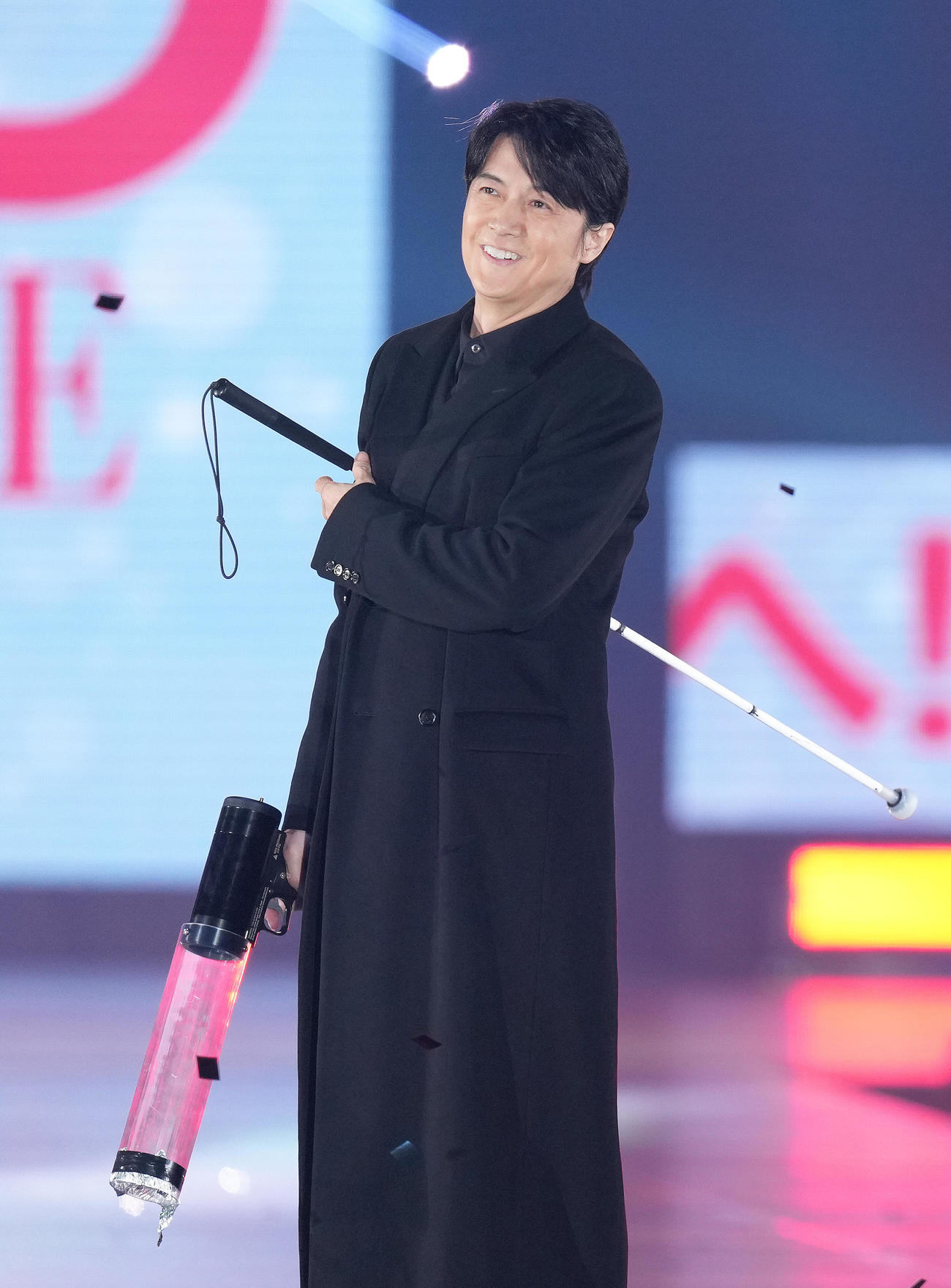 サプライズで登場し、声援に笑顔を見せる福山雅治（撮影・足立雅史）