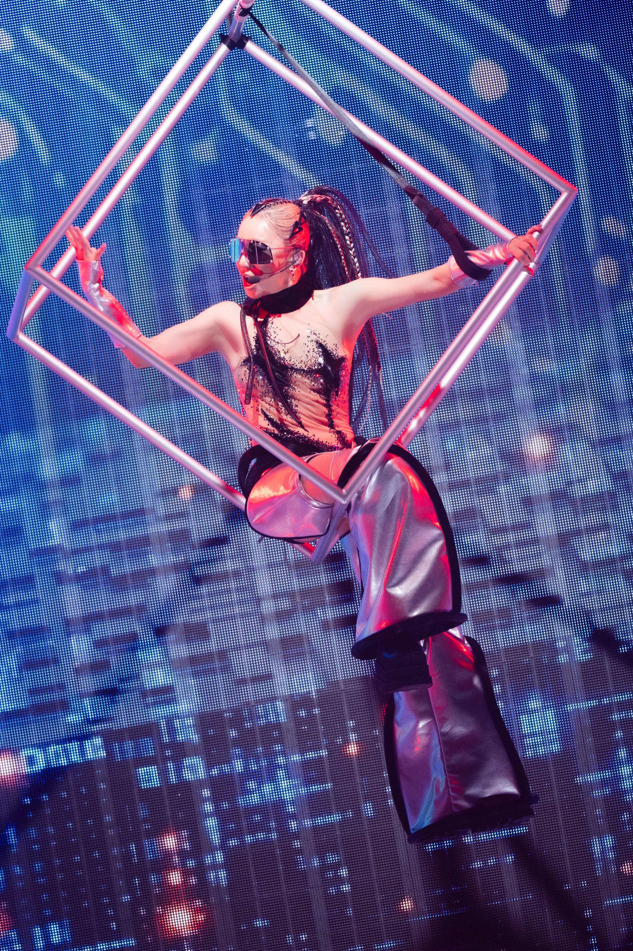 「KODA KUMI 25th ANNIVERSARY TOUR 2025～De－CODE～」初日公演でパフォーマンスする倖田來未（撮影・田中聖太郎）