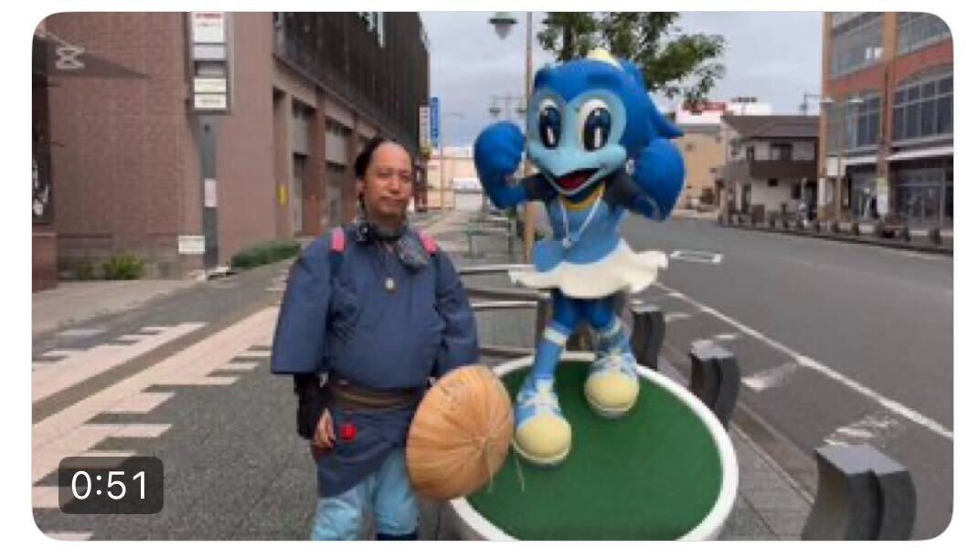 立川志の八とジュビィちゃんのツーショット（Xから）