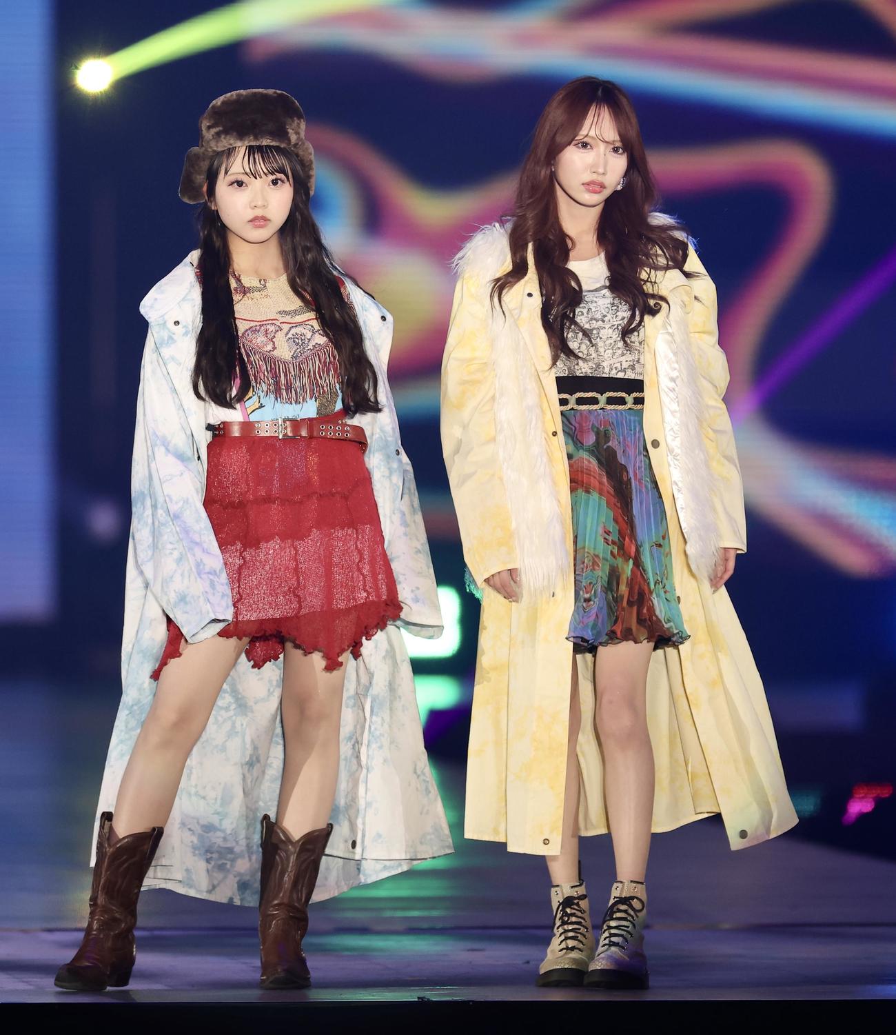 ランウエーを歩くSKE48森本くるみ（左）と野村実代（撮影・河田真司）