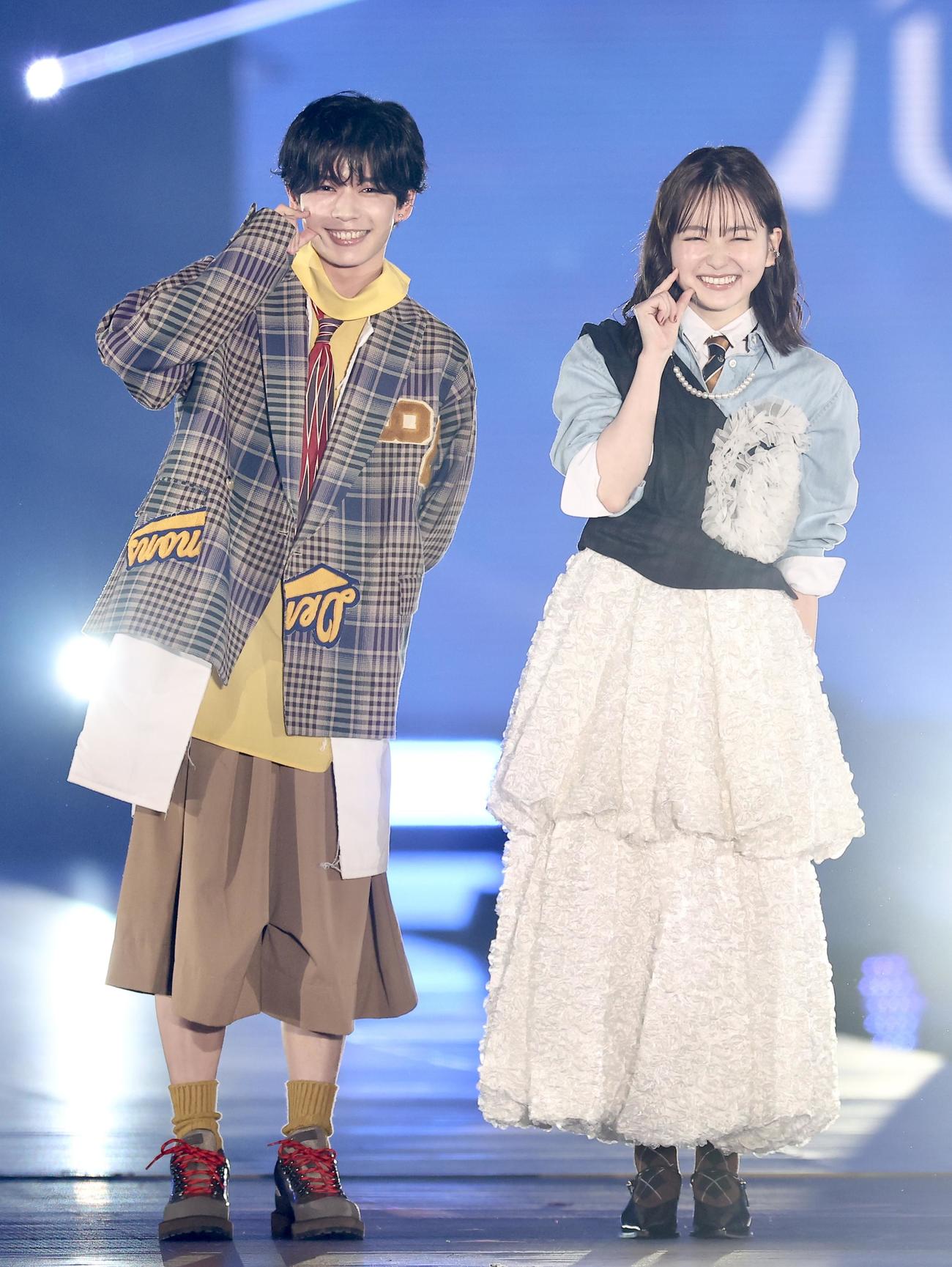 ランウエーを歩く長尾謙杜（左）と山田杏奈（撮影・河田真司）